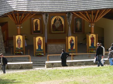 Obrzky z liturgie a lit. staveb na Zviru